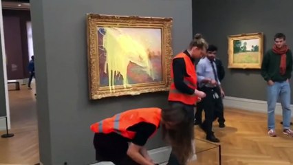 Скачать видео: Activistas climáticos lanzan puré de patata a un cuadro de Monet en Alemania