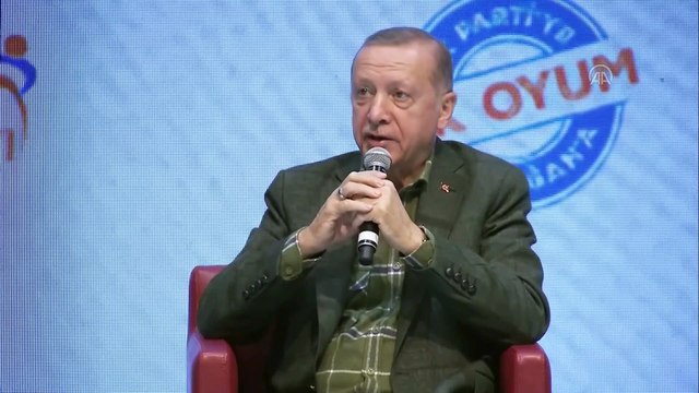 Gençlerle bir araya gelen Erdoğan, Sezai Karakoç'un şiirini okudu