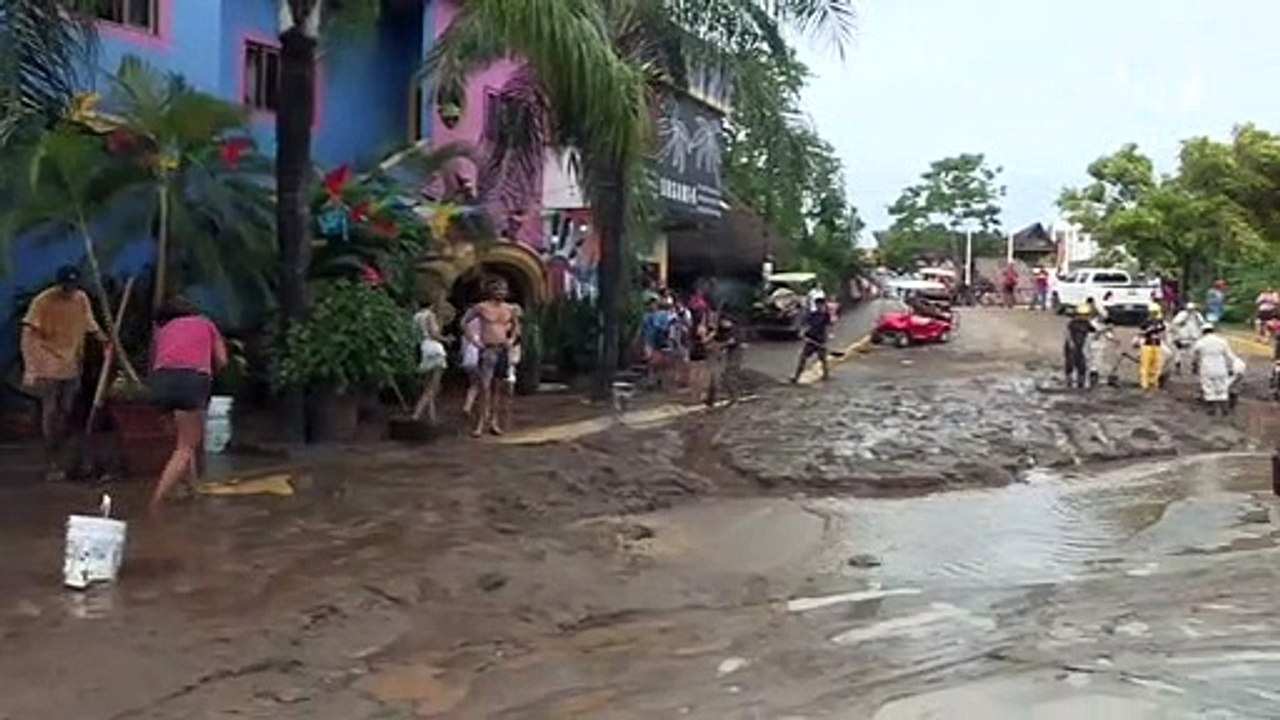Furacão Roslyn causa estragos no México, mas perde força