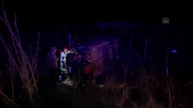 Üzüm bağına devrilen hafif ticari araçtaki 7 kişi yaralandı