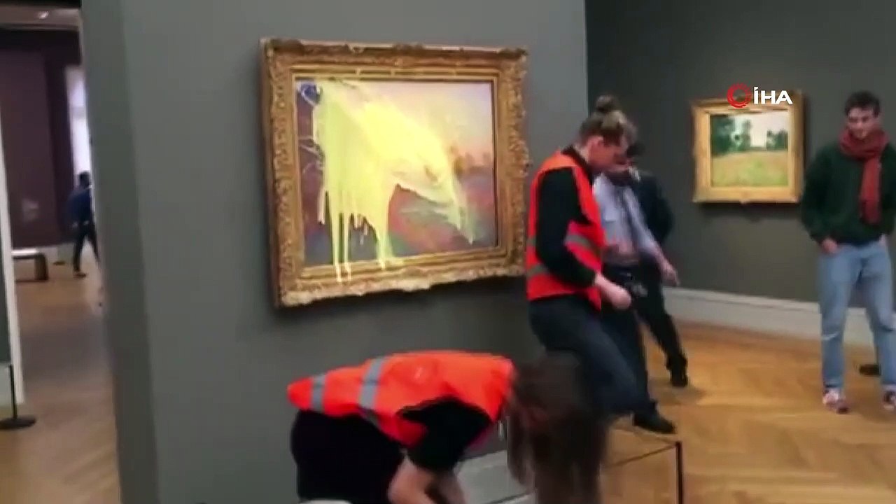 İklim aktivistleri, Claude Monet'in 'Les Meules' tablosuna patates püresi fırlattı