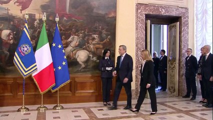 Meloni, primera mujer en dirigir Italia, asume oficialmente su cargo