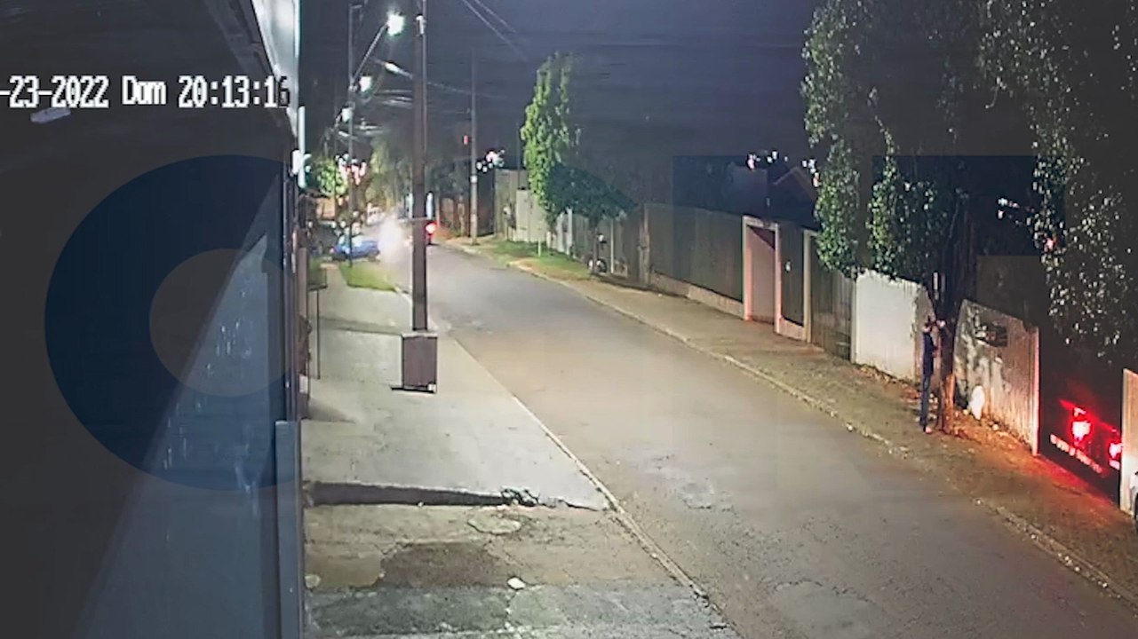 Vídeo: carro colide contra moto e atinge muro d...