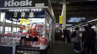 Menunggu KERETA TERCEPAT di HIROSHIMA STATION JAPAN yaitu kereta SHINKANSEN