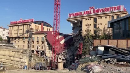 Küçükçekmece'de tedbir amaçlı boşaltılan 3 katlı özel üniversite binası çöktü