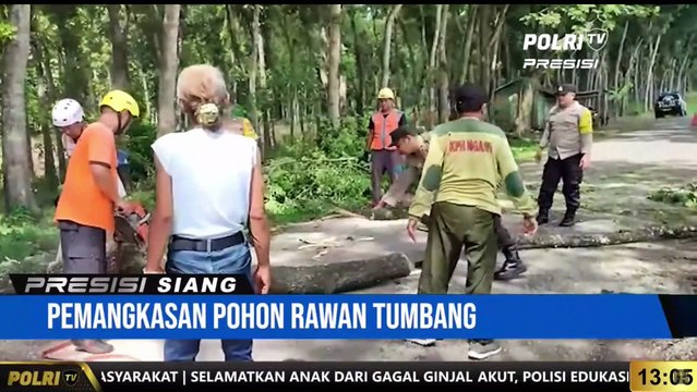 Polsek Karanganyar Pangkas Pohon Rawan Tumbang di Pinggir Jalan