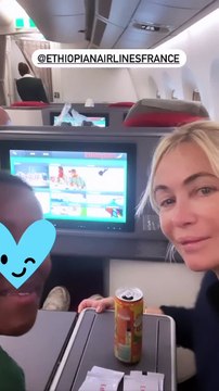 Emmanuelle Béart avec son fils Surafel dans un avion d'Ethiopian Airlines. Photo publiée sur Instagram par l'actrice le 23 octobre 2022.