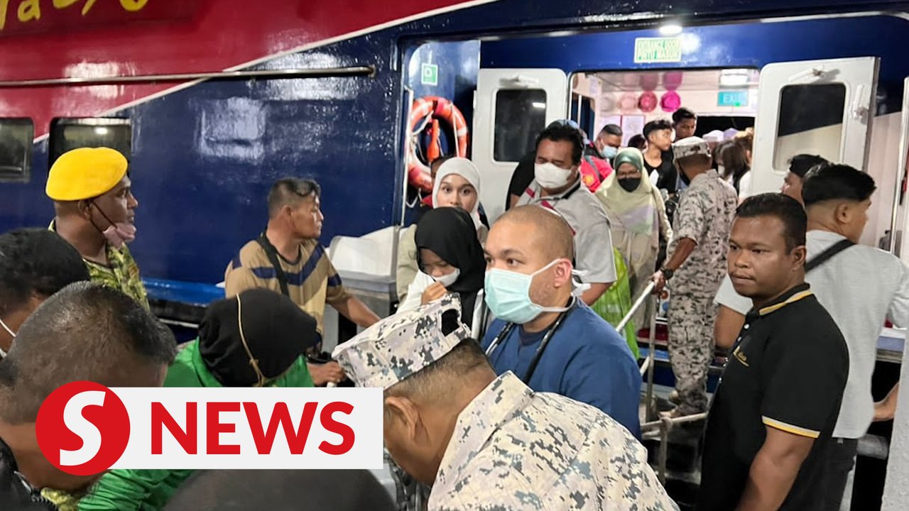 Stranded ferry towed to Kuala Kedah, over 500 people rescued