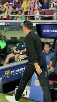 El bonito saludo entre Ernesto Valverde y Xavi antes del Barça-Athletic / FCB