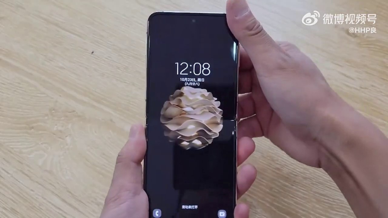 Samsung W23 Flip Hands-on_HD