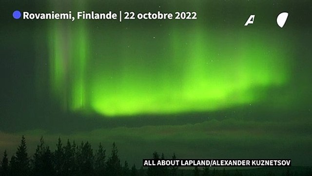 Des aurores boréales colorent le ciel en Finlande
