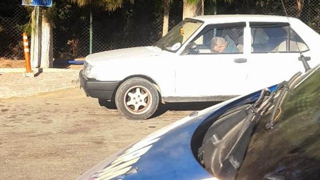 Aracını park edip direksiyon başında hayatını kaybetti