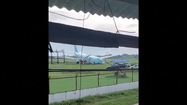 Un avión coreano se sale de la pista por malas condiciones climáticas