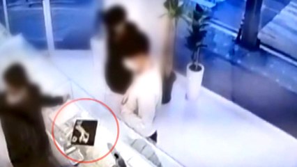 손님인 척 금은방 들어가 귀금속 훔쳐 도주...남성 2명 추적 중 / YTN