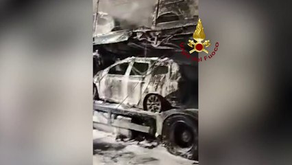 Bisarca a fuoco sulla A4, illeso l'autista