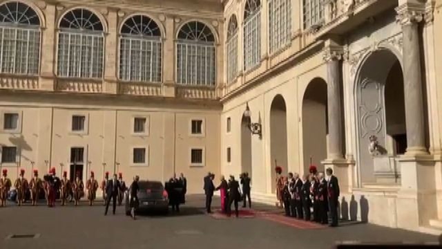 L'arrivo di Macron in Vaticano per l'udienza con il Papa