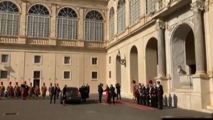 L'arrivo di Macron in Vaticano per l'udienza con il Papa