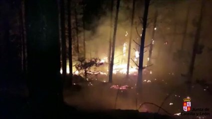 Los servicios de extinción de la Junta trabajan en sofocar el fuego en Valle de Mena
