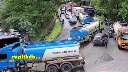 Semua Mobil Menumpuk di Tanjakan_bangbang_️ Keadaan Semakin Kacau Macet Parah di Sitinjau Lauik ( 1080 X 1920 60fps )