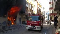 Sultangazi'de iş yeri alev alev yanıyor