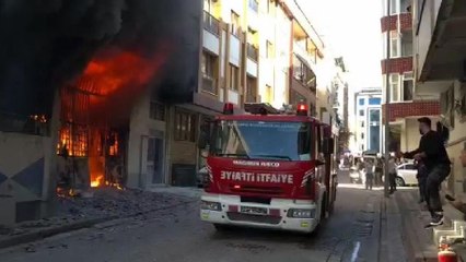 Sultangazi'de iş yeri alev alev yanıyor