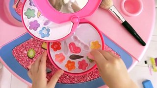 Eva and Mom do makeup at home - Pretend Play with Toys for girls