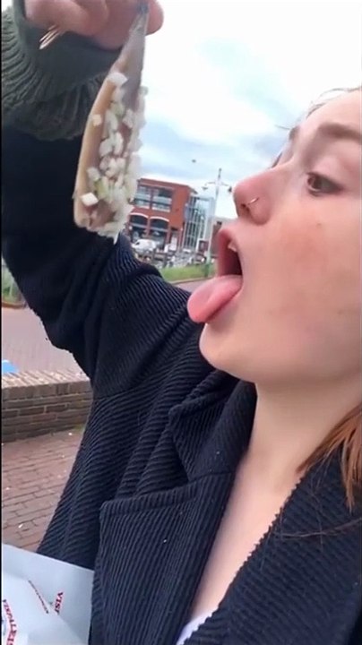 Une mouette récupère sa nourriture qui lui a été volée