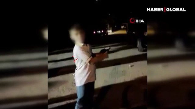 Dehşete düşüren anlar! Küçük çocuğa silah vererek ateş ettirdi
