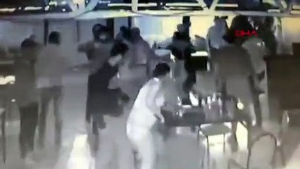 İstek şarkıyı çalmayan müzisyeni dövdüler!