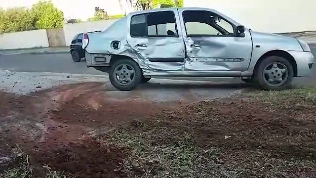 Forte colisão entre Tucson e Clio deixa jovem ferido, no bairro Pioneiros Catarinenses
