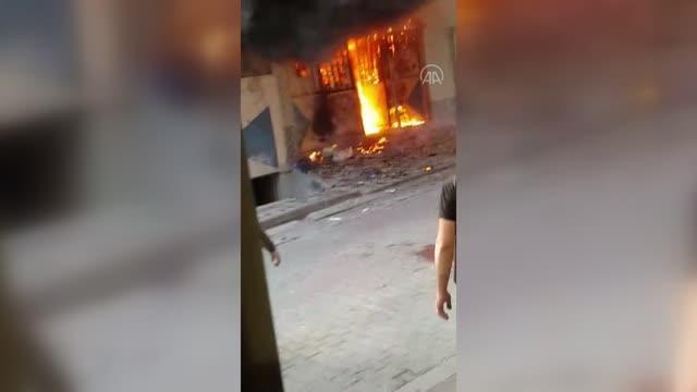Sultangazi'de iş yerinde çıkan yangını itfaiye söndürdü