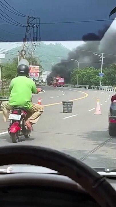 他拍砂石車起火冒黑煙 突「轟然巨響」友嚇壞狂譙三字經