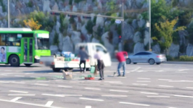 도로에 와장창 쏟아진 유리병...시민들 합심해 치워 / YTN