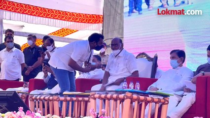 हे म्हणजे लबाडा घरचं आवतन'! भर सभेत पवारांची फटकेबाजी