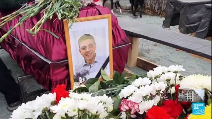 Familias rusas entierran los cuerpos de reservistas enviados a combatir en Ucrania