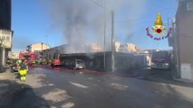 In fiamme un deposito di elettrodomestici a Catania, colonna di fumo