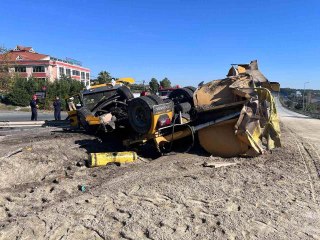 Son dakika 3. sayfa: E-5'te hafriyat kamyonu bariyere çarparak devrildi: 1 yaralı