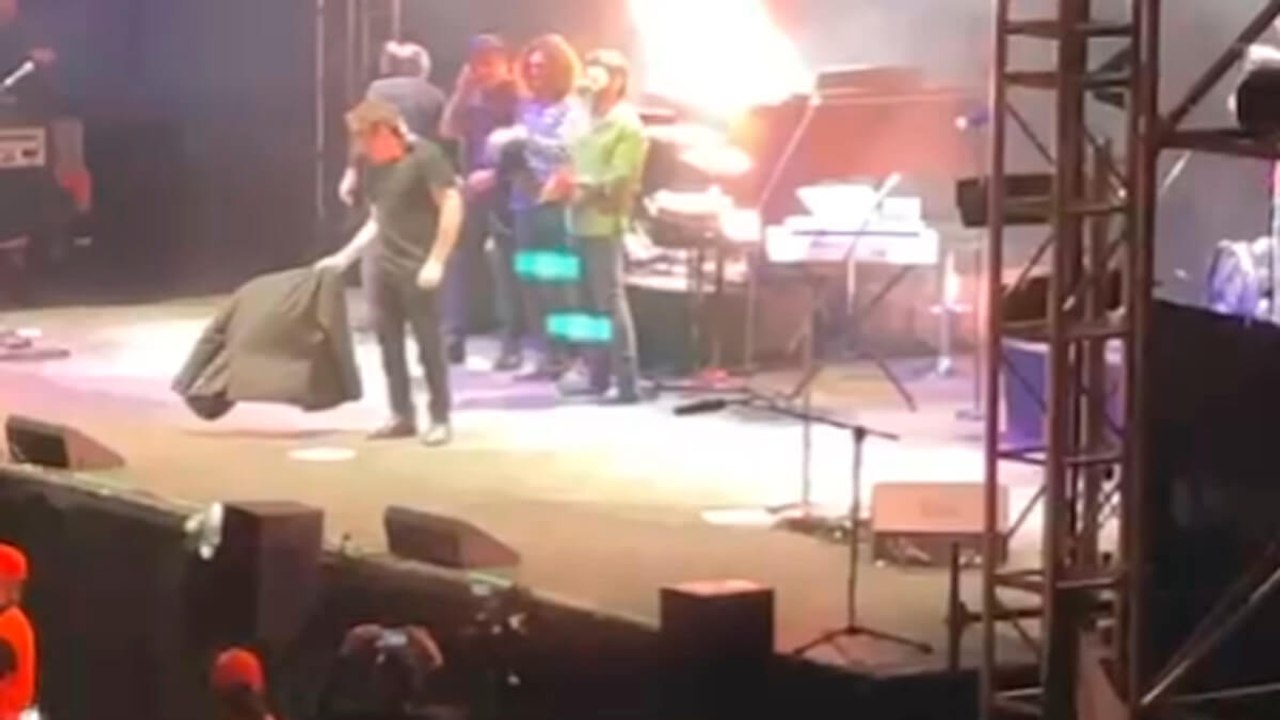 Calamaro defiende los toros en Medellín y torea
