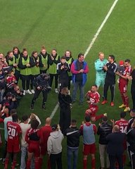 كانت اللحظة المثالية".. لاعب يحول أجواء الملعب من ضباب وشماريخ إلى لحظة لاتنسى له ولصديقته.. شاهد ماذا فعل؟"