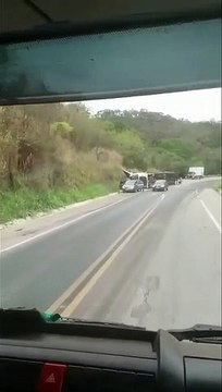 Carga de biscoito é saqueada após tombamento de carreta
