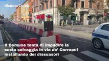 Sosta selvaggia in via de' Carracci Bologna, i cittadini bocciano i dissuasori