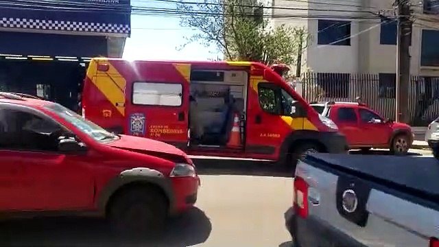 Motociclista sofre fratura nos dedos das mãos após colisão no Centro