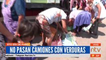 Comerciantes venden verduras en plena carretera por los cercos en Santa Cruz