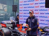 Checo Pérez presenta su casco para el Gran Premio de la Ciudad de M´éxico