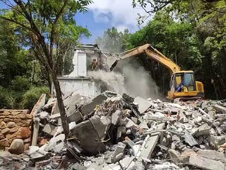 Obra irregular é demolida na Lagoa da Conceição em Florianópolis