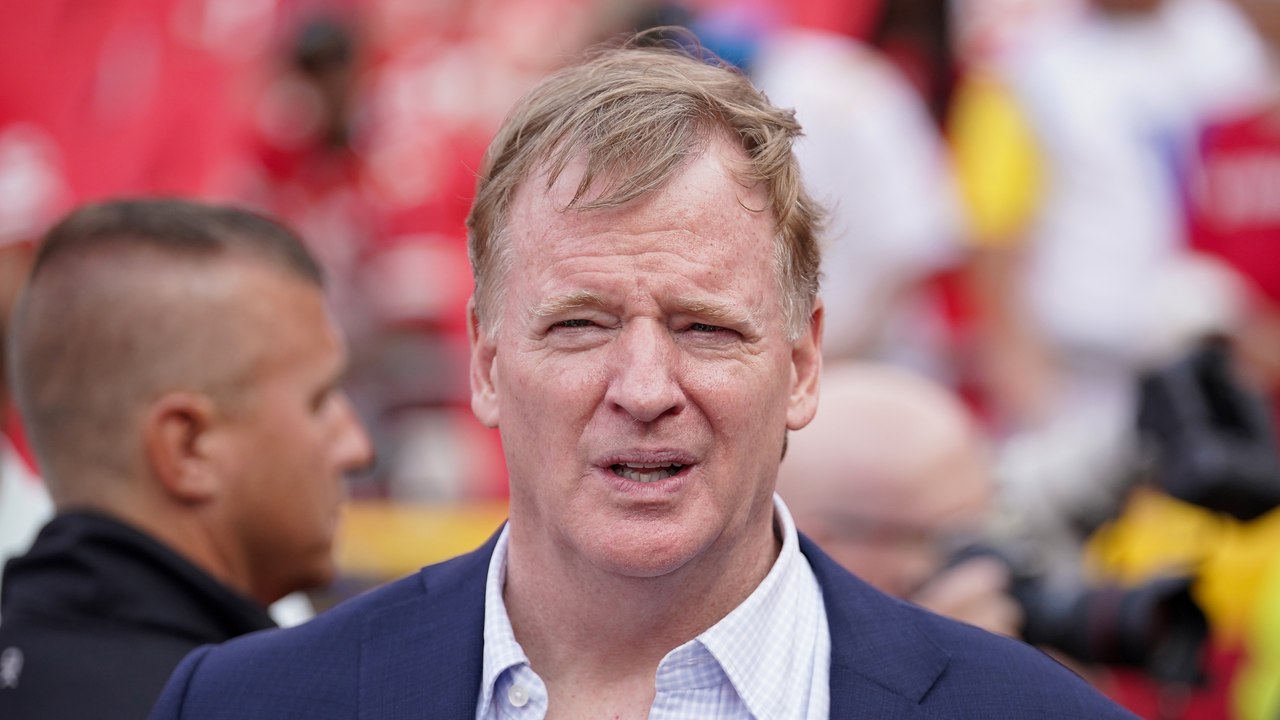 The NFL Will Investigate Two Officials Seeking WR Mike Evans Autograph After Game