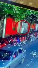 Em plena luz do dia, homem furta roda de moto no centro de Patos e sai caminhando tranquilamente