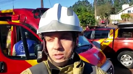Motorista ficou sem freio e acabou tombando o caminhão na Rua Olindo Periolo