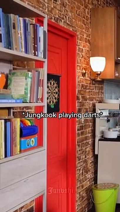 10 seconds later his mic's condition  BTS Jungkook