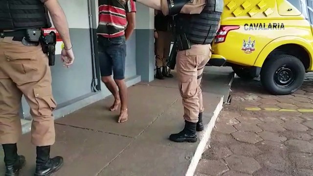 Casal detido acusado de envolvimento em que homem foi ferido com facão chega à 15ª SDP